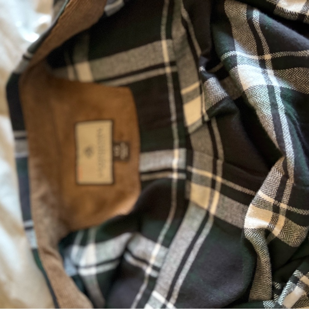Men’s size large button front flannel shirt. Legendary white tails - Picture 7 of 8